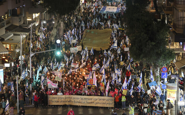  Des manifestants rassemblés à Tel Aviv pour protester contre la refonte du système judiciaire par le gouvernement israélien, le 18 février 2023. (Crédit : Ahmad Gharabli/AFP)
