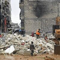 Des sauveteurs fouillent les décombres d'un bâtiment effondré à la recherche de victimes et de survivants à la suite d'un tremblement de terre meurtrier qui a secoué la Syrie à l'aube du 6 février 2023, dans le quartier de Salaheddine, à Alep. (Crédit : AFP)