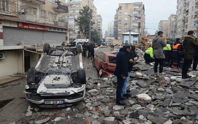 Des personnes recherchent des survivants dans des décombres à Diyarbakir, le 6 février 2023, après qu'un séisme de magnitude 7,8 a frappé le sud-est de la Turquie. (Crédit : ILYAS AKENGIN / AFP)