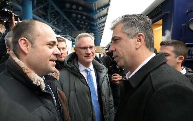 Le ministre des Affaires étrangères Eli Cohen, à droite, salué par l'envoyé spécial de l'Ukraine, Maksym Subkh, à gauche, à Kiev, le 23 février 2023. (Crédit : Ministère des Affaires étrangères)