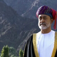 Cette image réalisée à partir d’une vidéo donne à voir le sultan d’Oman, Haitham bin Tariq Al Said, lors de tirs de canons devant le Conseil royal à Mascate, Oman, le 11 janvier 2020. (Crédit : Télévision d'Oman via AP/Dossier)