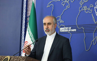 Sur cette photo diffusée par le ministère iranien des Affaires étrangères, le porte-parole  du ministère, Nasser Kanaani, s'exprime lors d'une conférence de presse, le 11 août 2022. (Crédit :  ministère iranien des Affaires étrangères via l'AP)