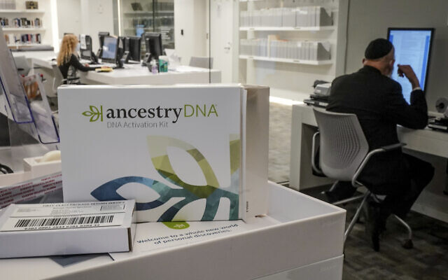 Un kit de test généalogique pour Ancestry/DNA est exposé dans la zone de recherche de l'Institut de généalogie familiale Ackman et Ziff au Center for Jewish History (CJH), le 29 novembre 2022, à New York. (Crédit : AP Photo/Bebeto Matthews)