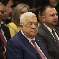 Le président palestinien Mahmoud Abbas, au centre, lors d'une messe de minuit à l'église de la Nativité à Bethléem, en Cisjordanie,  le 25 décembre 2022. (Crédit: Ahmad Gharabli/Pool Photo via AP)