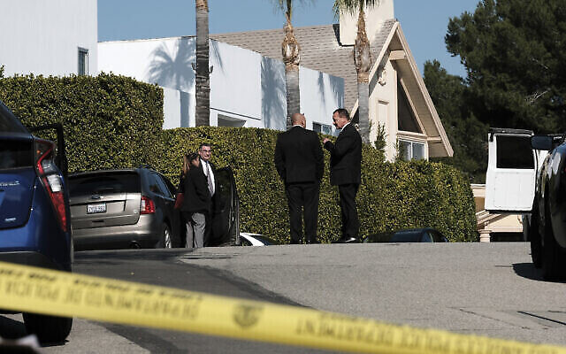 Illustration : Des policiers se trouvent près des lieux d’une fusillade, dans un quartier chic de Los Angeles, le 28 janvier 2023. (Crédit : AP Photo/Richard Vogel)