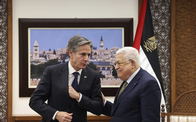 Le secrétaire d'État Antony Blinken, à gauche, rencontre le leader palestinien Mahmoud Abbas à Ramallah, en Cisjordanie, le 31 janvier 2023. (Crédit : U.S. Secretary of State Antony Blinken, Ronaldo Schemidt/Pool via AP)