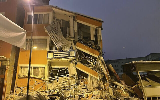 Un bâtiment effondré après un tremblement de terre à Pazarcik, dans la province de Kahramanmaras, dans le sud de la Turquie, le 6 février 2023. (Crédit : Depo Photos via AP)
