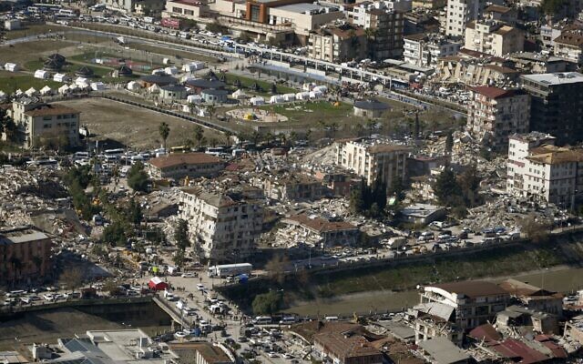 Des bâtiments effondrés à Antakya, dans le sud de la Turquie, mercredi 8 février 2023. Près de deux jours après le tremblement de terre de magnitude 7,8 qui a frappé le sud-est de la Turquie et le nord de la Syrie, des équipes de secours peu nombreuses s'efforcent d'extraire davantage de personnes des décombres de milliers de bâtiments. (Crédit : AP Photo/Khalil Hamra)