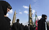 Des missiles fabriqués en Iran sont exposés lors du rassemblement annuel commémorant la révolution islamique de 1979, à Téhéran (Iran), le 11 février 2023. (Crédit : Vahid Salemi/AP)