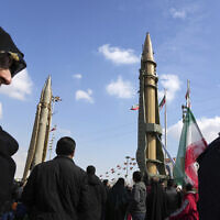 Des missiles fabriqués en Iran sont exposés lors du rassemblement annuel commémorant la révolution islamique de 1979, à Téhéran (Iran), le 11 février 2023. (Crédit : Vahid Salemi/AP)