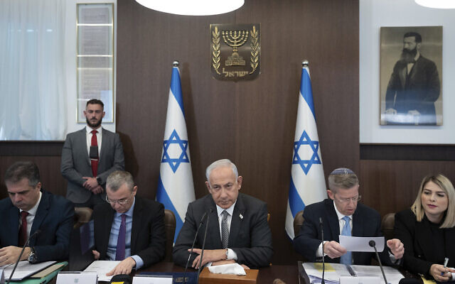 Le Premier ministre israélien Benjamin Netanyahu préside la réunion hebdomadaire du cabinet à Jérusalem, le 12 février 2023. (Crédit : Ohad Zwigenberg, Pool)