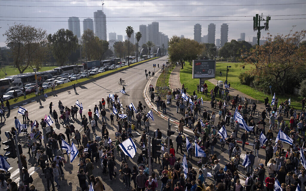 Des manifestants contre les plans du nouveau gouvernement du Premier ministre Benjamin Netanyahu visant à remanier le système judiciaire, à Tel Aviv, le 13 février 2023. (Crédit : AP Photo/Oded Balilty)