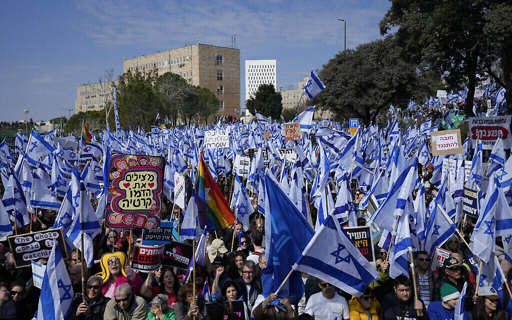Des manifestants contre les plans du nouveau gouvernement du Premier ministre Benjamin Netanyahu visant à remanier le système judiciaire, à Jérusalem, le 13 février 2023. (Crédit :AP Photo/Ohad Zwigenberg)
