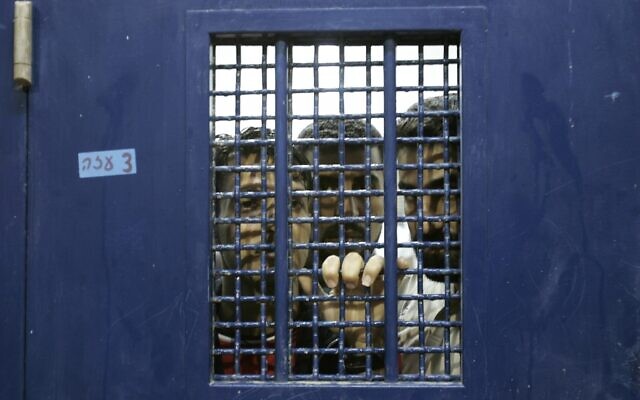 Illustration : Des prisonniers palestiniens se tiennent dans une cellule, en attendant leur libération de la prison de Ketziot, dans le sud d'Israël, le 1er octobre 2007. (AP Photo/Ariel Schalit/File)
