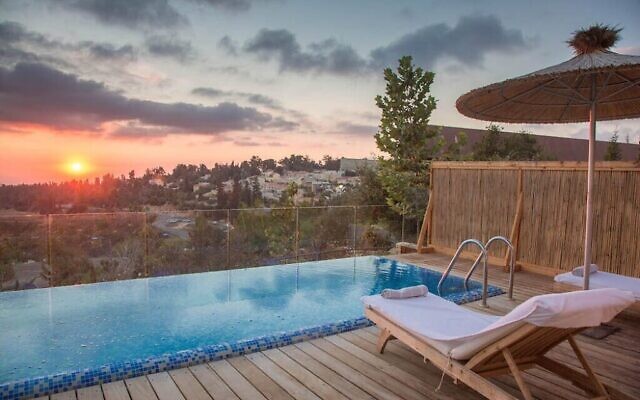 La vue depuis les piscines privées et jacuzzis qui équipent la plupart des chambres de l’hôtel Kibbutz Maale Hahhamisha’s Gordonia. (Autorisation : Gordonia)