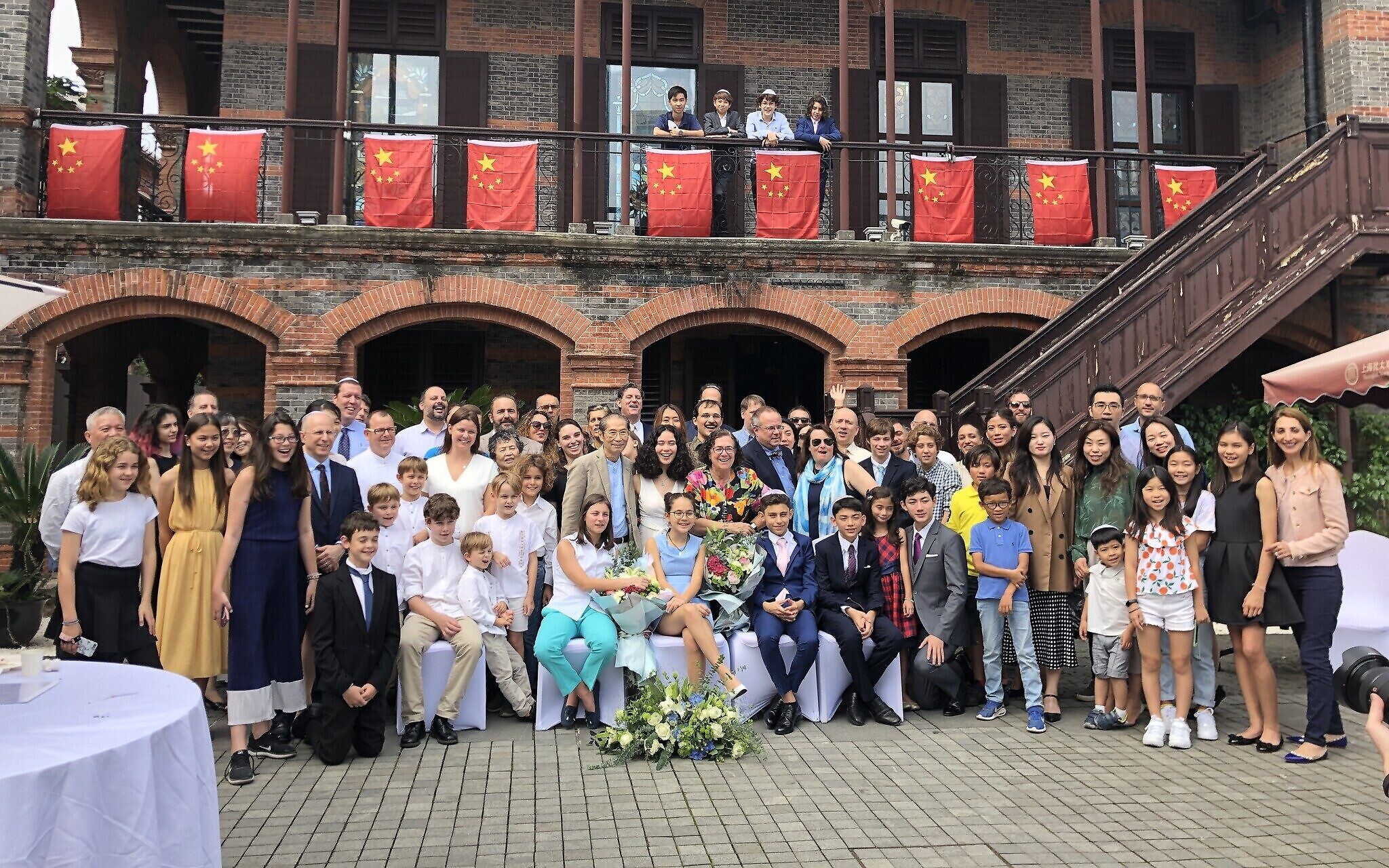  Des étudiants de Bar mitzvah et la communauté juive de Shanghai célébrant à la synagogue Ohel Moshe, aujourd'hui musée des réfugiés juifs de Shanghai, en octobre 2019. (Crédit : Hanna Minsky/ Kehilat Shanghai)