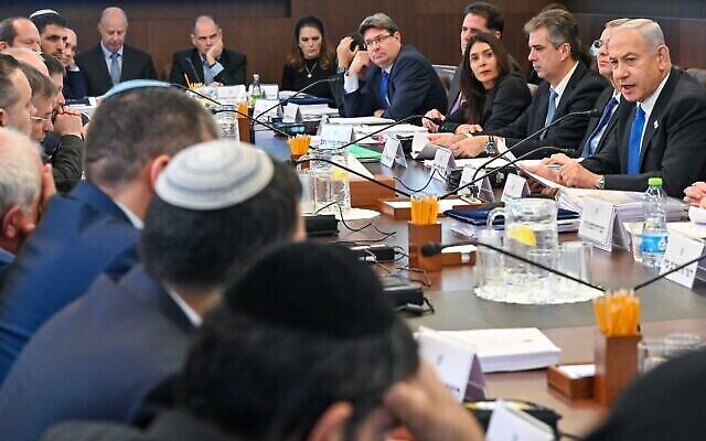 Le Premier ministre Benjamin Netanyahu, en haut à droite, présidant une réunion du Conseil des ministres consacrée à l'examen du budget de l’État, le 23 février 2023. (Crédit : Kobi Gideon/GPO)