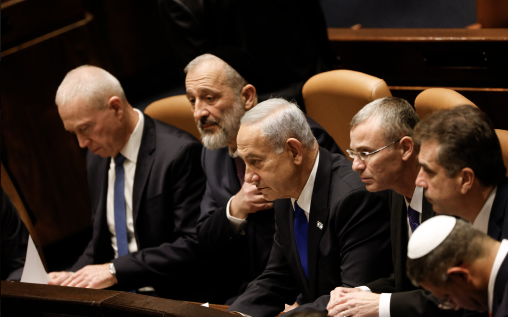 Le Premier ministre Benjamin Netanyahu, au centre, et les membres de son nouveau gouvernement assistant à la prestation de serment du gouvernement à la Knesset, à Jérusalem, le 29 décembre 2022. (Crédit : Amir Cohen/Pool via AP)