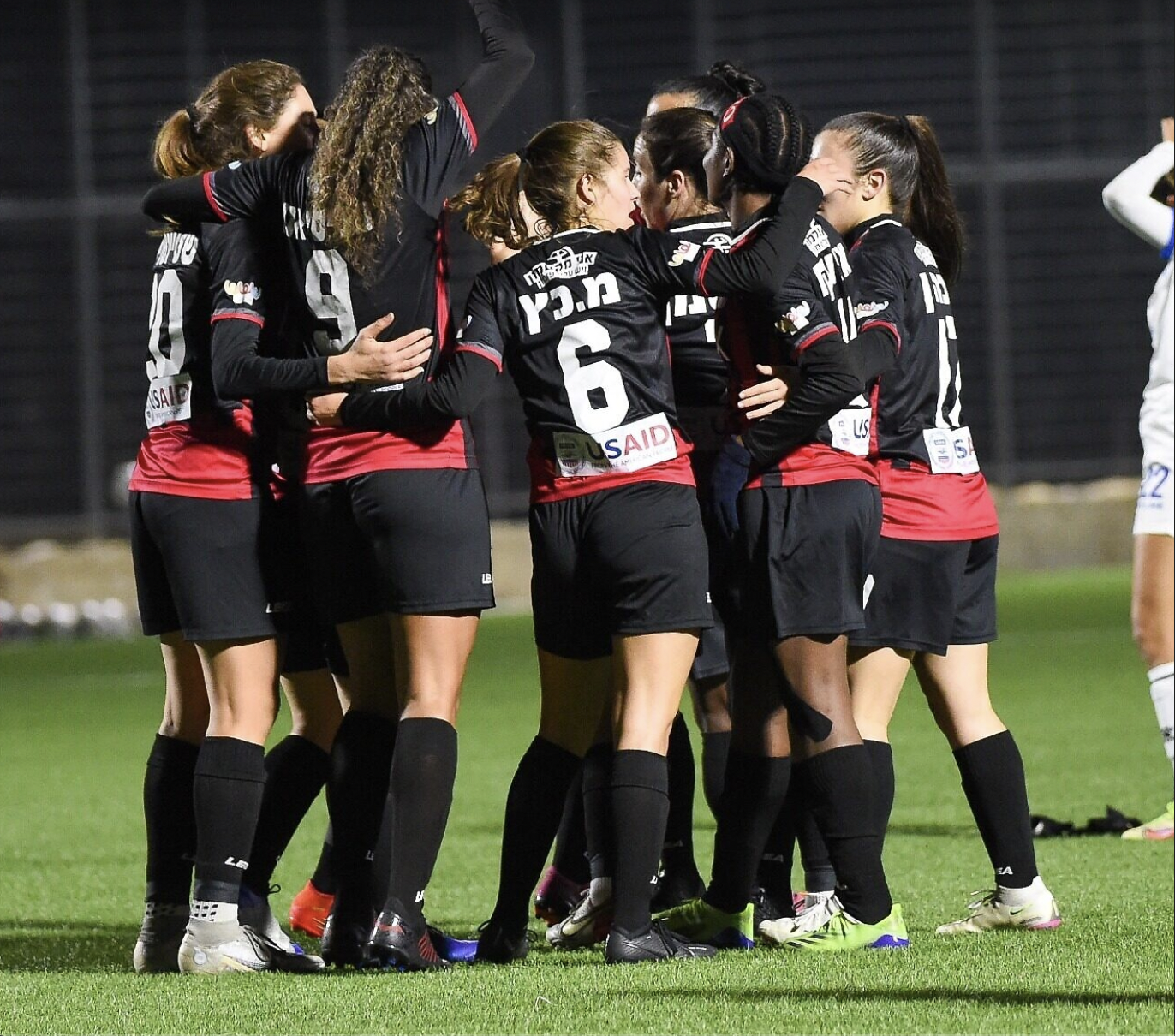 Des membres de l'équipe féminine du club de football Hapoel Jérusalem lors d'un récent match. (Crédit : Bernie Ardov/Hapoel Jérusalem)