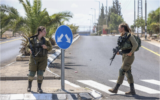 Des soldats israéliens bloquant l'entrée du poste de contrôle de Jalamah, près de la ville de Jénine, en Cisjordanie, le 14 septembre 2022. (Crédit : David Cohen/Flash90)