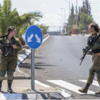 Des soldats israéliens bloquant l'entrée du poste de contrôle de Jalamah, près de la ville de Jénine, en Cisjordanie, le 14 septembre 2022. (Crédit : David Cohen/Flash90)