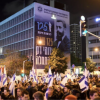 Des milliers de manifestants rassemblés contre le remaniement judiciaire prévu par le gouvernement du Premier ministre Benjamin Netanyahu, à Tel Aviv, le 4 février 2023. (Crédit : Gili Yaari /Flash90)