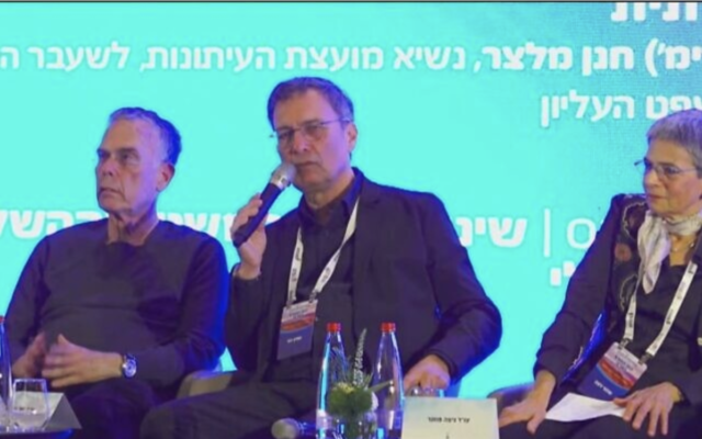 David Hodek, au centre, s'exprimant lors d'une conférence de l'Association du Barreau israélien, le 1er février 2022. (Crédit : Kan)