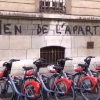 La mairie du 6e arrondissement de Lyon vandalisée par le groupuscule "Euro Palestine". (Crédit : capture d’écran YouTube / EuroPalestine)