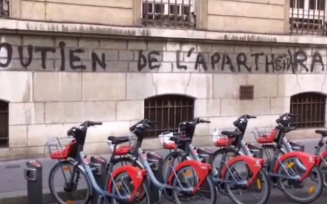 La mairie du 6e arrondissement de Lyon vandalisée par le groupuscule "Euro Palestine". (Crédit : capture d’écran YouTube / EuroPalestine)