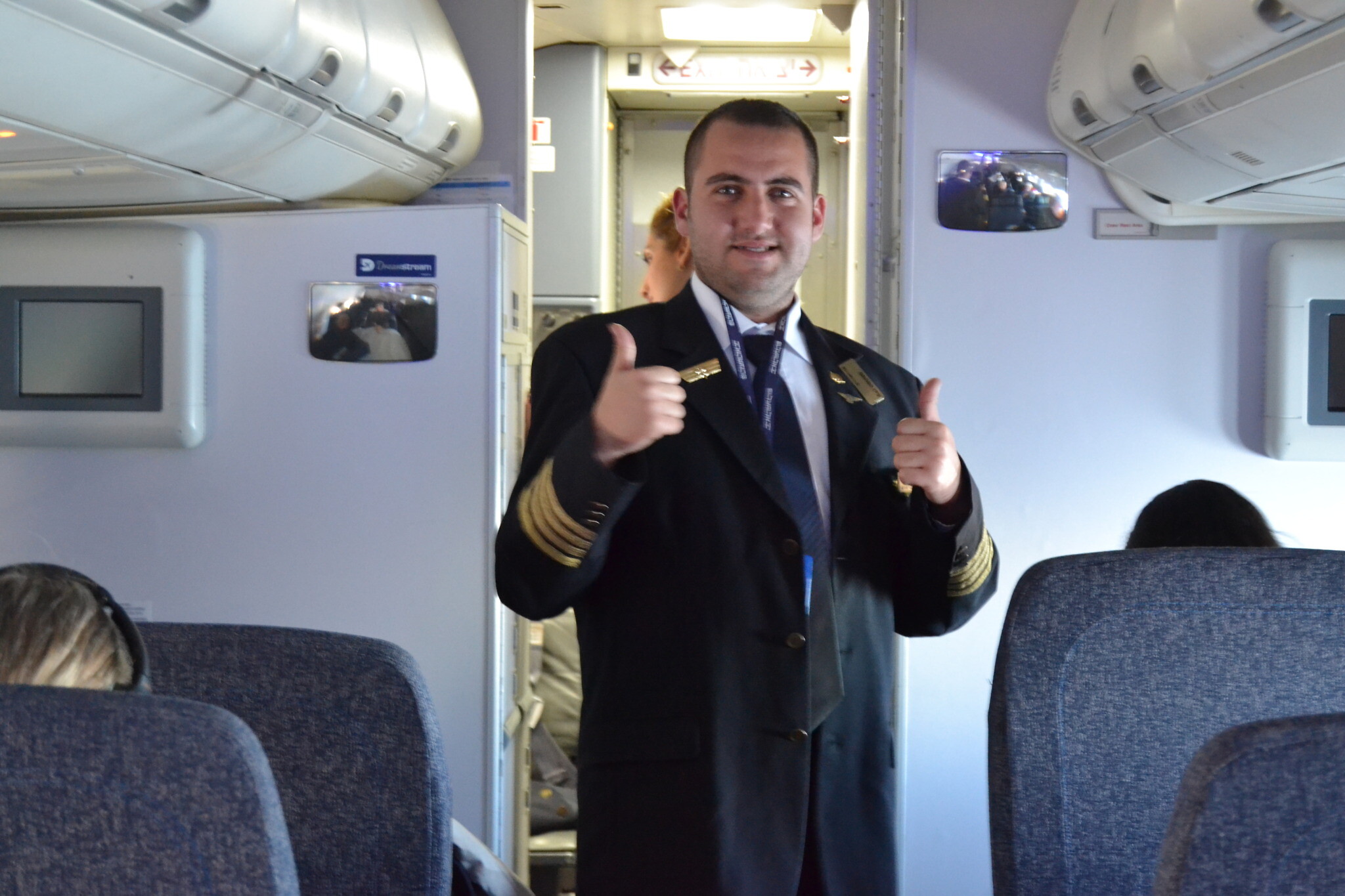 Idan Fishslevich, un jeune homme de 22 ans atteint de TSA de haut niveau devenu agent de bord pour une journée, à bord d'un avion d'El Al avant son départ pour Rome, en Italie, le 20 février 2023. (Crédit : Tobias Siegal/Times of Israel)