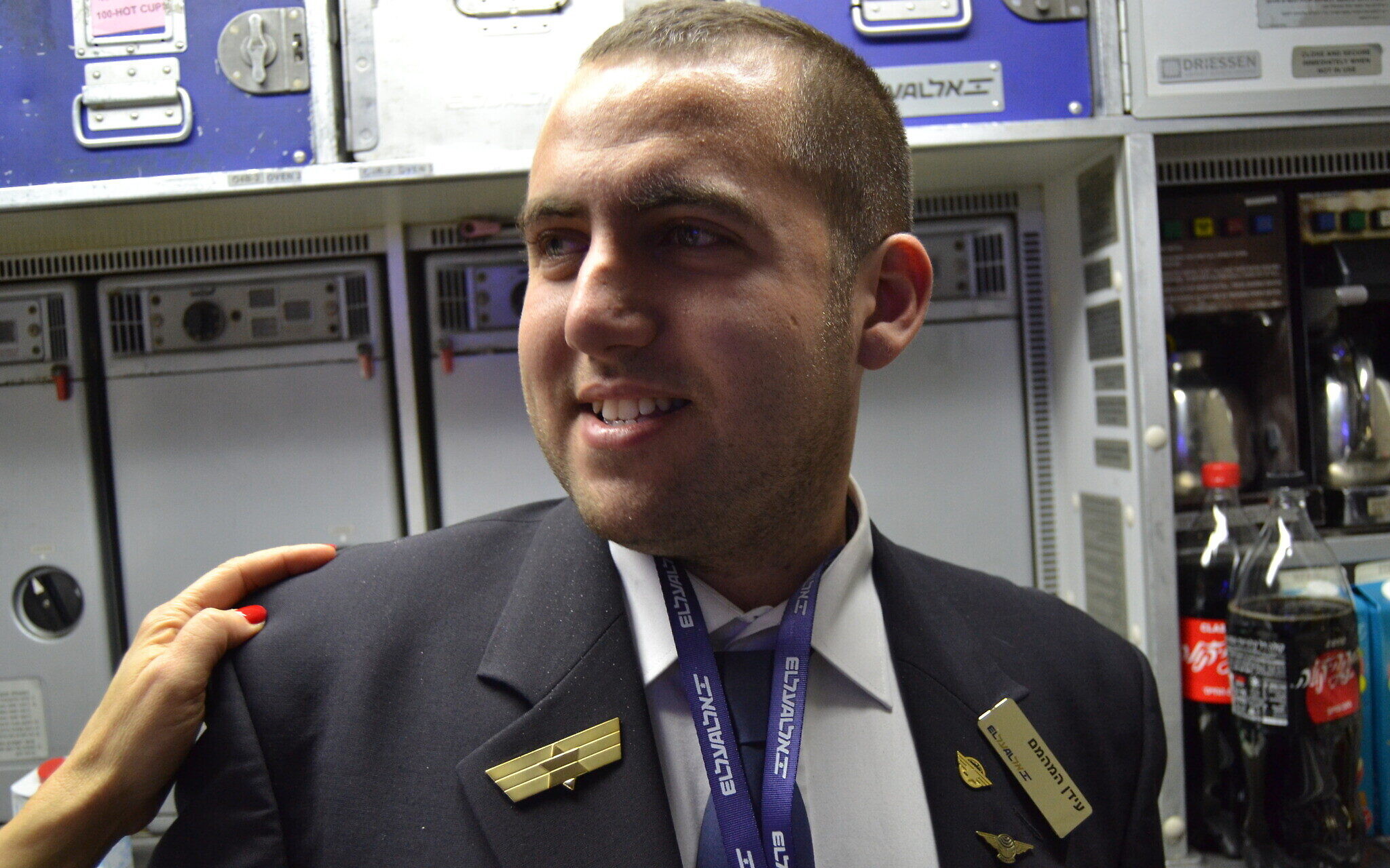 Idan Fishslevich, un jeune homme de 22 ans atteint d'un TSA de haut niveau devenu agent de bord pour une journée, à bord du vol LY383 d'El Al à destination de Rome, en Italie, le 20 février 2023. (Crédit : Tobias Siegal/The Times of Israel)