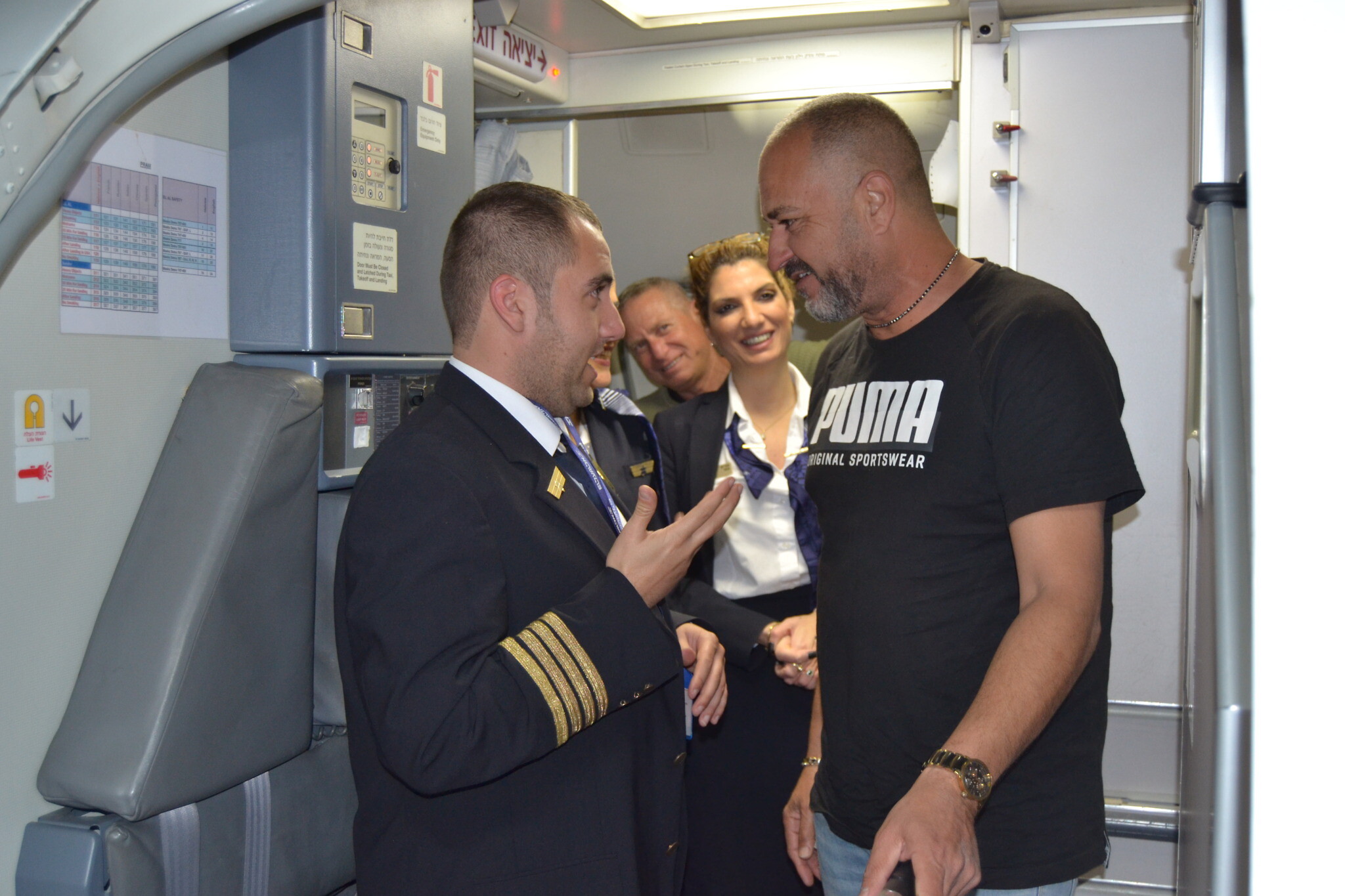  Un passager remerciant Idan Fishslevich, un jeune homme de 22 ans atteint de TSA de haut niveau devenu agent de bord pour une journée, après son atterrissage à Rome, en Italie, le 20 février 2023. (Crédit : Tobias Siegal/The Times of Israel)
