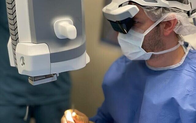 Un médecin utilise le casque Beyeonics One lors d'une intervention chirurgicale ophtalmologique. (Autorisation :   Beyeonics)