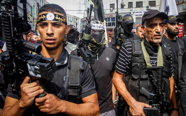 Des hommes armés du Jihad islamique palestinien assistent aux funérailles d'un confrère dans le camp de réfugiés de Jénine, le 14 octobre 2022. (Crédit : Nasser Ishtayeh/Flash90)
