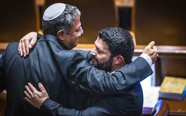 Le chef d'Otzma Yehudit, Itamar Ben Gvir, à gauche et le député d'Almog Cohen lors d'une discussion à la Knesset dans la salle de l'assemblée du parlement, le 22 novembre 2022. (Crédit :  Olivier Fitoussi/Flash90)
