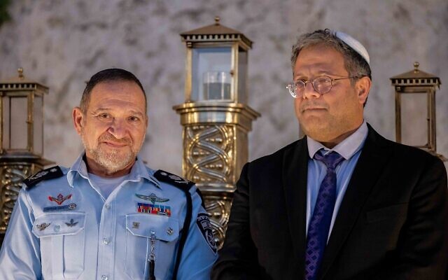 Le chef d'Otzma Yehudit, Itamar Ben Gvir, à droite et le chef de la police israélienne, Yaakov Shabtaï, assistant à une cérémonie de Hanoukka au mur Occidental dans la Vieille Ville de Jérusalem, le 19 décembre 2022. (Crédit : Yonatan Sindel/Flash90)