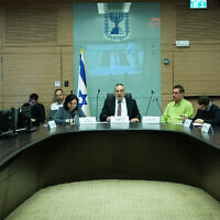 Yaakov Asher, chef de la commission de l’Intérieur et de l’Environnement, au centre, dirigeant une réunion de la commission à la Knesset, à Jérusalem, le 10 janvier 2023. (Crédit : Yonatan Sindel/Flash90)