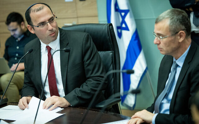 Le député Simcha Rothman, président de la Commission de la Constitution, du droit et de la Justice et le ministre   Yariv Levin lors d'une réunion de la commission à la Knesset, le 11 janvier 2023. (Crédit :  Yonatan Sindel/Flash90)