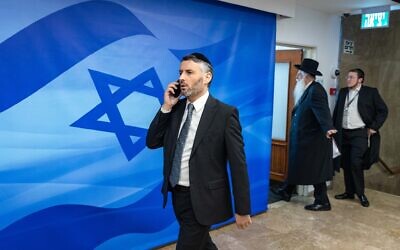 Le vice-ministre de l'Éducation, Haïm Biton, arrivant à la réunion hebdomadaire du cabinet au Bureau du Premier ministre, à Jérusalem, le 22 janvier 2023. (Crédit : Olivier Fitoussi/FLASH90)