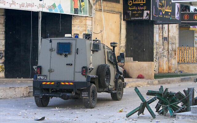 Des Palestiniens affrontent les forces de l'ordre israéliennes lors d’un raid dans la ville de Jénine, en Cisjordanie, le 26 janvier 2023. (Crédit : Nasser Ishtayeh/Flash90)