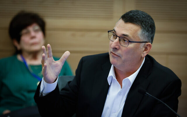 Le député Gideon Saar prenant la parole lors d'une audience de la commission de la Constitution, du Droit et de la Justice de la Knesset, le 29 janvier 2023. (Crédit : Olivier Fitoussi/Flash90)