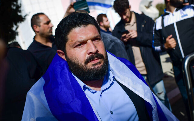 Almog Cohen, le député d'Otzma Yehudit, assistant à une contre-manifestation de la droite face à une manifestation d'étudiants arabes israéliens et de militants de gauche contre les opérations de l'armée israélienne à Jénine, à l'université de Tel Aviv, le 30 janvier 2023. (Crédit : Neuberg/Flash90)