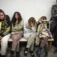 Quatre femmes israéliennes soupçonnées d’avoir tenté de faire passer en contrebande 15 kg de cocaïne et de kétamine d’Allemagne en Israël, lors de leur audience au tribunal de Lod, le 2 février 2023. (Crédit : Avshalom Sassoni/Flash90)