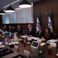 Le Premier ministre Benjamin Netanyahu dirigeant la réunion hebdomadaire du cabinet au Bureau du Premier ministre, à Jérusalem, le 5 février 2023. (Crédit : Alex Kolomoisky/POOL/Flash90)