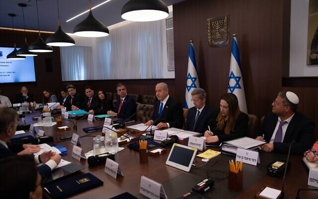 Le Premier ministre Benjamin Netanyahu dirigeant la réunion hebdomadaire du cabinet au Bureau du Premier ministre, à Jérusalem, le 5 février 2023. (Crédit : Alex Kolomoisky/POOL/Flash90)