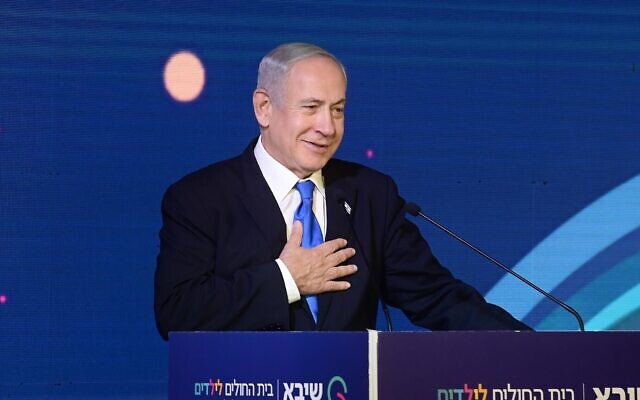 Le Premier ministre Benjamin Netanyahu assistant à une cérémonie dans un hôpital de Ramat Gan, le 6 février 2023. (Crédit : Tomer Neuberg/Flash90)