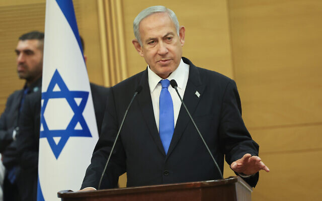 Le Premier ministre Benjamin Netanyahu dirigeant une réunion de son parti, le Likud, à la Knesset, à Jérusalem, le 16 janvier 2023. (Crédit : Yonatan Sindel/Flash90)