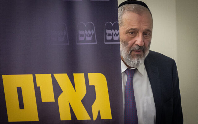 Le chef du parti Shas, Aryeh Deri, dirigeant une réunion de sa faction à la Knesset, à Jérusalem, le 6 février 2023. (Crédit : Yonatan Sindel/ Flash90) 
