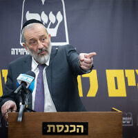 Le leader du parti Shas; Aryeh Deri, lors d'une réunion de faction à la Knesset de Jérusalem, le 6 février 2023. (Crédit :  Yonatan Sindel/ Flash90)