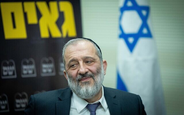 Le chef du Shas, Aryeh Deri, lors d'une réunion de sa faction à la Knesset, le 6 février 2023. (Crédit : Yonatan Sindel/Flash90)